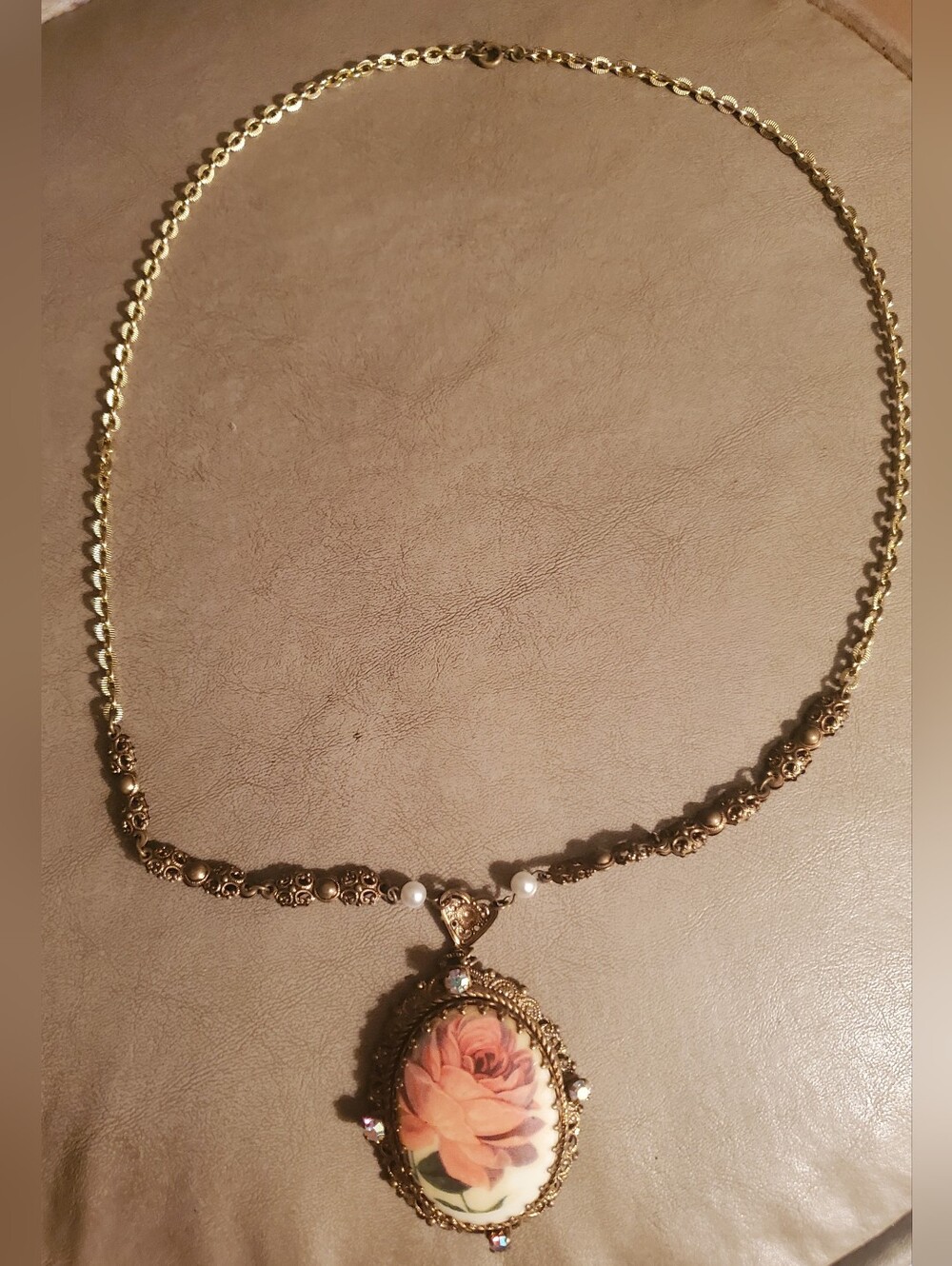 Vintage-Style Gold Rose Cameo Pendant Necklace - Pink Rose